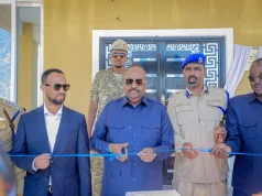 Sawiro:- Saciid Deni oo Xariga ka jaray dhismayaasha cusub ee Taliska Guud iyo Xarumaha Ciidanka Booliska Puntland